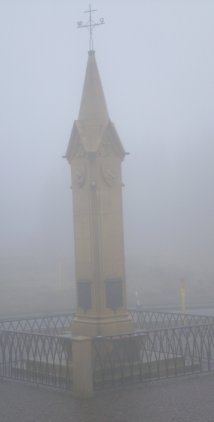 Obelisk im Nebel